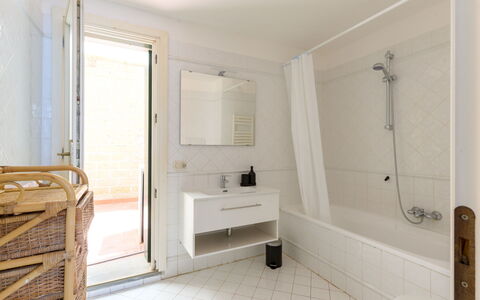 Al Porto: Flooring, Floor, Interior Design, Plumbing Fixture, Wood, Bathroom, Ceiling, Room, Plumbing, Tap