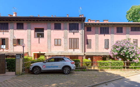 La Molletta: Window, Residential Area, Neighbourhood, Shrub, House, Home, Human Settlement, Apartment, Door, Estate