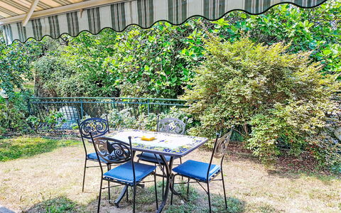 La Casa di Menny: Furniture, Outdoor Furniture, Chair, Garden, Wood Stain, Lawn, Hardwood, Shade, Backyard