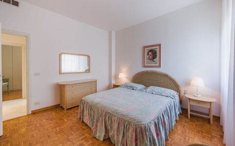 Appartamento la Terrazza di Anna: Bed, Furniture, Bedroom, Interior Design, Floor, Bed Sheet, Flooring, Bedding, Wood, Room