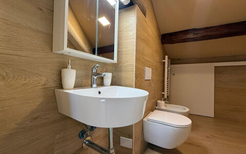 Il Pittore: Flooring, Wall, Floor, Wood, Interior Design, Plumbing Fixture, Bathroom, Plumbing, Brown, Lighting