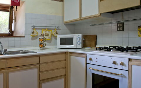 Frantusa 6+2: Kitchen Appliance, Kitchen, Countertop, Major Appliance, Kitchen Stove, Cabinetry, Kitchen Sink, Stove, Home Appliance, Gas Stove