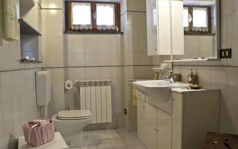 Frantusa 6+2: Plumbing Fixture, Sink, Bathroom Sink, Bathroom, Flooring, Interior Design, Toilet Seat, Tap, Floor, Toilet