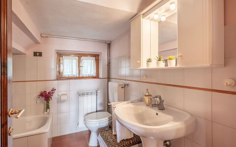 Frantusa 6+2: Bathroom Sink, Bathroom, Plumbing Fixture, Interior Design, Sink, Flooring, Floor, Tap, Room, Plumbing