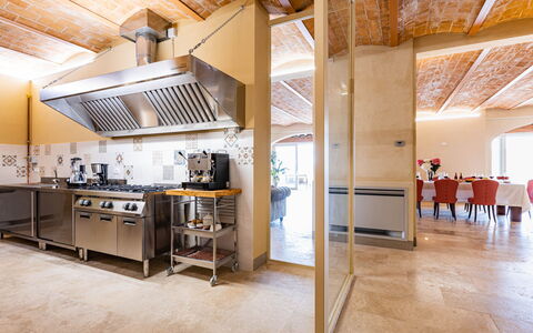 Il Poggiarellone 14: Interior Design, Furniture, Wood, Flooring, Ceiling, Kitchen, Lighting, Countertop, Floor, Chair