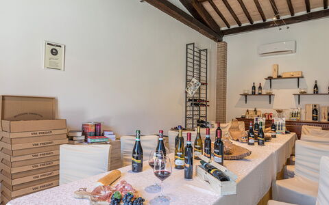 Il Fitto 10: Bottle, Furniture, Drinkware, Glass Bottle, Wine Bottle, Wine, Barware