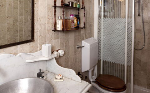 Borgo Paradiso 4+2: Bathroom Sink, Wall, Bathroom, Plumbing Fixture, Interior Design, Sink, Tap, Mirror, Plumbing, Floor
