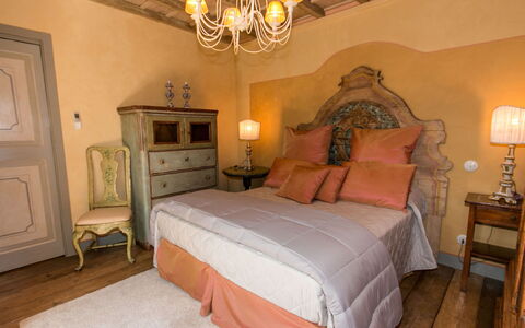 Borgo Paradiso 4+2: Furniture, Interior Design, Bedroom, Bed, Wall, Flooring, Floor, Bed Sheet, Wood, Bedding