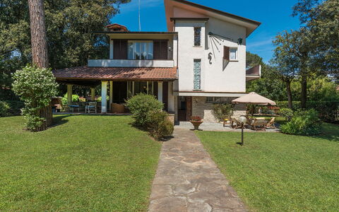 Villa la Meridiana 8+1: Building, Home, Residential Area, House, Roof, Shrub, Cottage, Human Settlement, Estate, Suburb