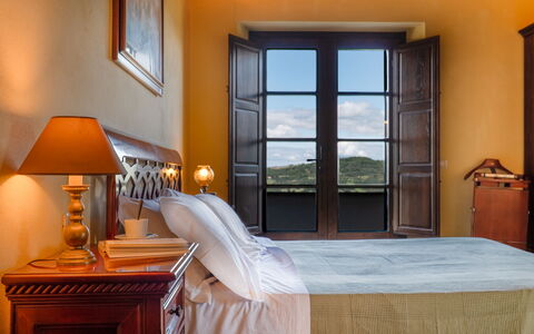 Le Macine 6: Furniture, Bedroom, Bed Sheet, Bed, Interior Design, Bedding, Bed Frame, Nightstand, Linens, Lamp