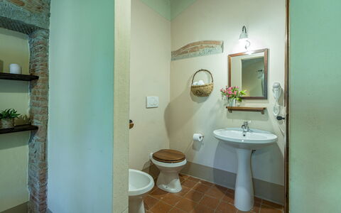 Nonno Fernando 14: Wall, Bathroom Sink, Interior Design, Plumbing Fixture, Ceiling, Bathroom, Flooring, Floor, Lighting, Plumbing