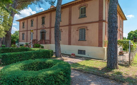 Villa delle Sophore 12: Facade, Shrub, Human Settlement, Estate, Garden, Mansion, Landscaping, Hacienda, Yard, Villa