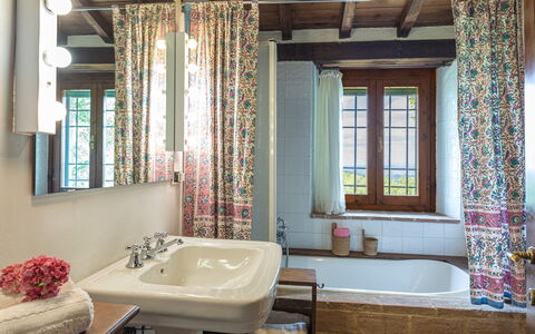 La Cerqua 8: Interior Design, Textile, Ceiling, Flooring, Floor, Bathroom, Curtain, Plumbing Fixture, Window Treatment, Room