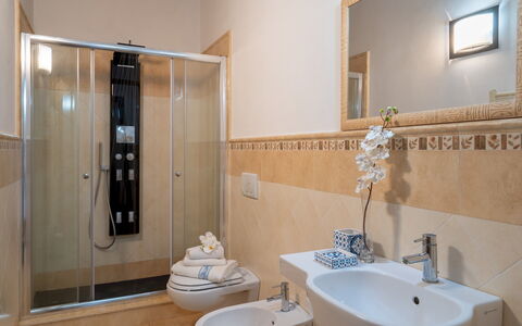 La Villa Nell'Isola Verde 12: Flooring, Plumbing Fixture, Interior Design, Floor, Sink, Bathroom, Tap, Bathroom Sink, Plumbing, Room