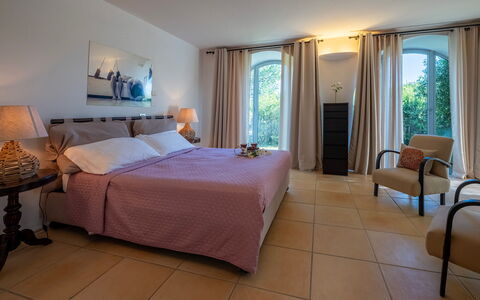 Villa le Cave 12: Furniture, Interior Design, Bed, Bedroom, Flooring, Floor, Textile, Lighting, Room, Bed Sheet