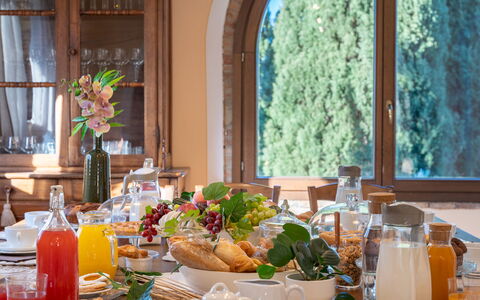 Villa Beltramonto 14: Furniture, Tableware, Food, Table, Interior Design, Serveware, Drinkware, Lighting, Dishware, Fruit