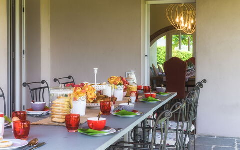 Villa Il Magnifico 10: Furniture, Tableware, Table, Chair, Interior Design, Kitchen & Dining Room Table, Serveware, Drinkware, Food, Restaurant
