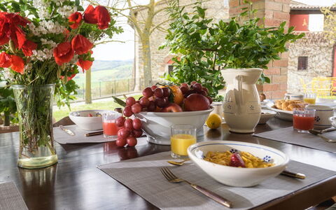 Villa le Logge 12: Tableware, Furniture, Table, Food, Serveware, Fruit, Drinkware, Dishware, Plate, Porcelain
