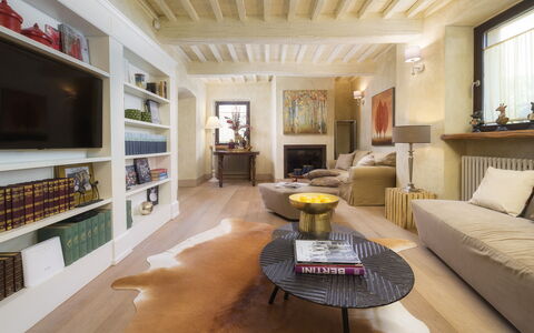 La Dama del Bosco 8+3: Furniture, Interior Design, Flooring, Floor, Couch, Wall, Living Room, Home, Wood, Room