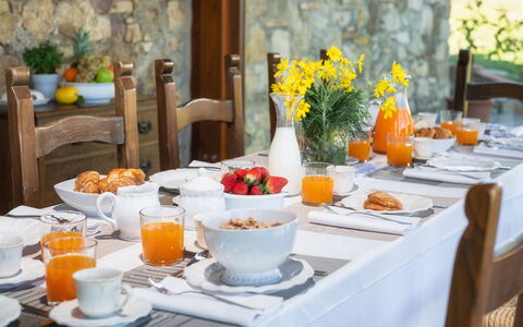 Podere Il Chiesino 8+2: Furniture, Tableware, Table, Food, Serveware, Drinkware, Dishware, Fruit, Tablecloth, Interior Design
