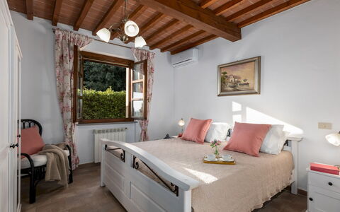 La Nula 4: Furniture, Bed, Interior Design, Bedroom, Wall, Bedding, Bed Sheet, Wood, Flooring, Room
