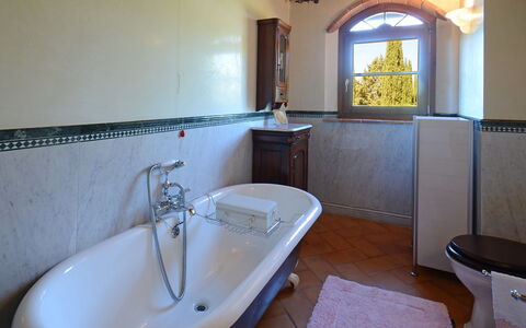 La Magia 8+2: Plumbing Fixture, Tap, Interior Design, Flooring, Plumbing, Bathroom Sink, Sink, Floor, Bathroom, Room