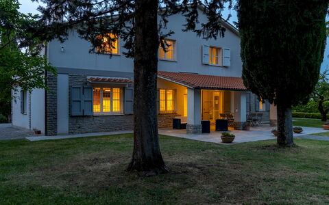 La Casetta 12: Building, Home, House, Residential Area, Roof, Cottage, Door, Estate, Siding, Lawn