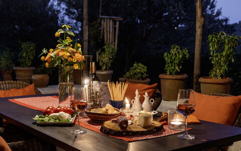 Case Novole 10: Furniture, Tableware, Table, Tablecloth, Drinkware, Food, Serveware, Interior Design, Chair, Flowerpot