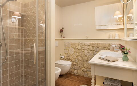 Villino Ariachiara 6: Interior Design, Flooring, Floor, Wall, Plumbing Fixture, Bathroom, Furniture, Toilet, Lighting, Bathroom Sink