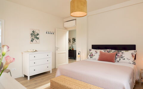 Villa Francesca 10: Furniture, Bed, Interior Design, Bedroom, Wall, Bedding, Floor, Flooring, Bed Sheet, Room