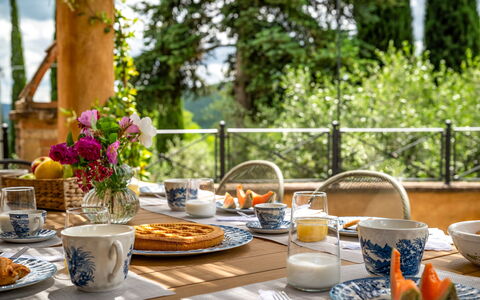 Colle Calzolaro 8: Tableware, Furniture, Serveware, Table, Drinkware, Dishware, Tablecloth, Porcelain, Food, Plate