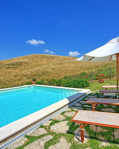 Castelmuzio: Property, Swimming Pool, House, Real Estate, Vacation, Building, Villa, Resort, Leisure, Sunlounger