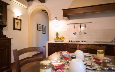 Accommodation:&nbsp;Lari 150.2