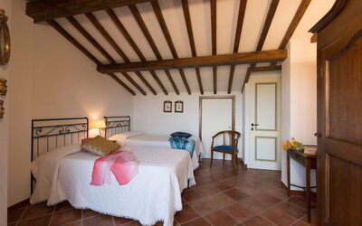 Accommodation:&nbsp;Lari 150.2