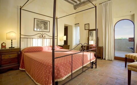 La Loggia 13: Bedroom, Bed, Furniture, Room, Property, Bed Frame, Bed Sheet, Interior Design, Building, Bedding