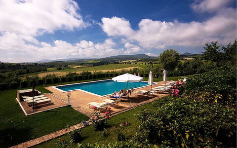 Sanguineto: Cloud, Water, Sky, Plant, Umbrella, Swimming Pool, Natural Landscape, Outdoor Furniture, Tree, Shade