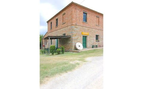 Santa Vittoria: Property, Building, Plant, Window, Land Lot, Slope, Grass, Real Estate, Cloud, House
