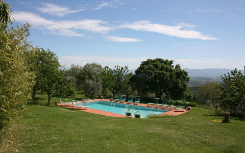 Agriturismo Bevignano: Cloud, Sky, Plant, Swimming Pool, Natural Landscape, Water, Tree, Land Lot, Body Of Water, Shade