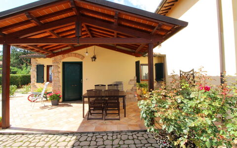 Villino Alba: Plant, Sky, Flower, Building, Shade, Cottage, Flowerpot, Interior Design, Leisure, Wood