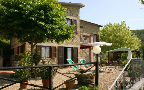 Agriturismo Arcobaleno: Plant, Property, Building, Sky, Window, Tree, Land Lot, Urban Design, Cottage, Neighbourhood