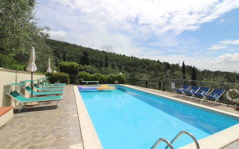 Agriturismo Arcobaleno: Water, Sky, Cloud, Plant, Swimming Pool, Tree, Azure, Chair, Outdoor Furniture, Building