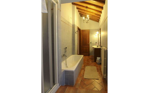 Agriturismo Ca di Vestro: Flooring, Floor, Wall, Interior Design, Plumbing Fixture, Wood, Ceiling, Bathroom, Lighting, Plumbing