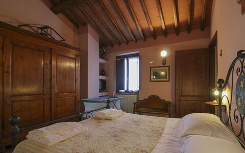 Agriturismo Ca di Vestro: Wall, Bedroom, Furniture, Interior Design, Bed, Room, Bed Frame, Ceiling, Home, Door