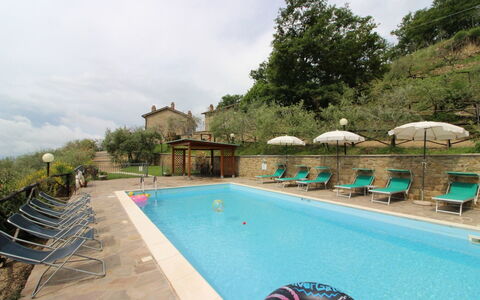 Agriturismo Ca di Vestro: Water, Cloud, Sky, Property, Plant, Building, Swimming Pool, Nature, Azure, Tree