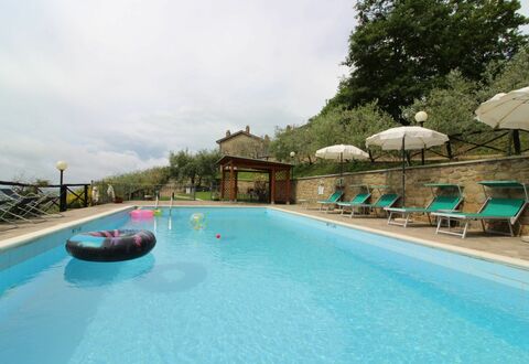 Agriturismo Ca di Vestro: Water, Building, Sky, Plant, Swimming Pool, Seaside Resort, Cloud, House, Tree, Chair