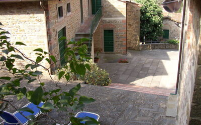 Villa Polvano - the flowers in summer in the interior patio