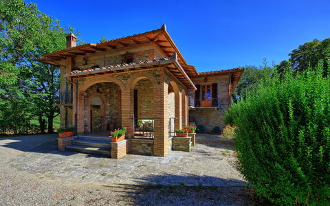 Casale Ambra: Property, Home, House, Building, Real Estate, Estate, Sky, Architecture, Tree, Botany