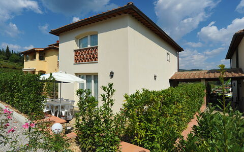 Casa Fabrizio: Cloud, Plant, Sky, Building, Window, House, Land Lot, Cottage, Neighbourhood, Residential Area