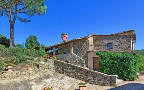 Bigiolo a Melazzano: Property, House, Wall, Building, Cottage, Real Estate, Home, Stone Wall, Rural Area, Sky