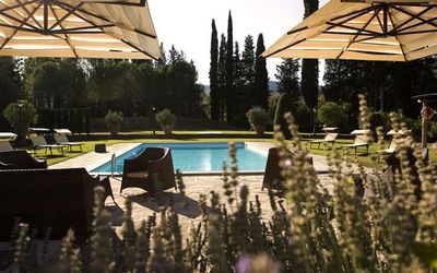 Cerchi: Property, Swimming Pool, Tree, House, Home, Architecture, Leisure, Sky, Real Estate, Building